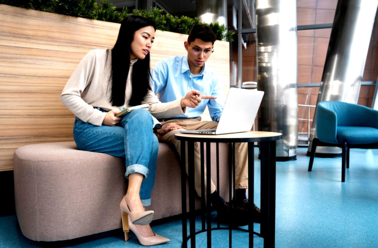 Echipă de consultanți financiari colaborând pentru succesul clienților